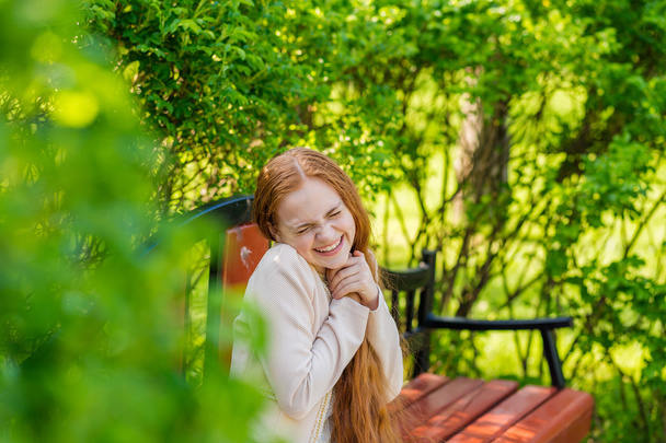 portré a gyönyörű vörös hajú lányról - Fotó, kép