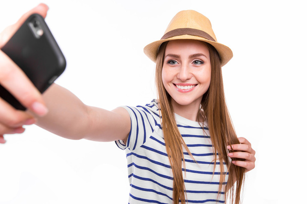 Молода щаслива туристична дівчина з капелюхом і окулярами
 - Фото, зображення