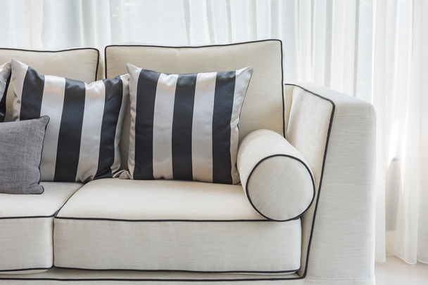 Sofá de elegancia blanca con almohadas en blanco y negro en estilo livin de lujo
 - Foto, Imagen