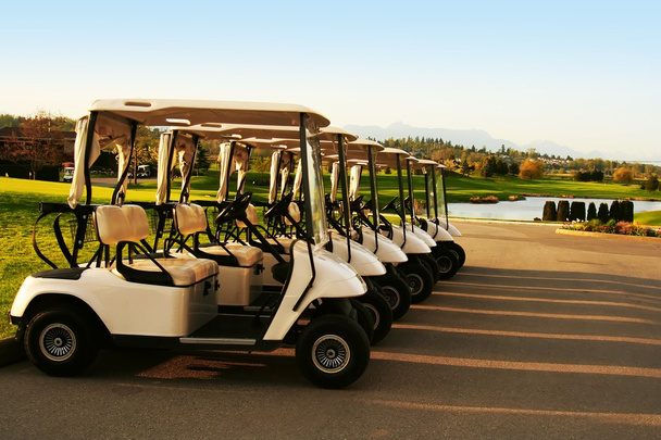 Carros de golf, alineados
 - Foto, Imagen