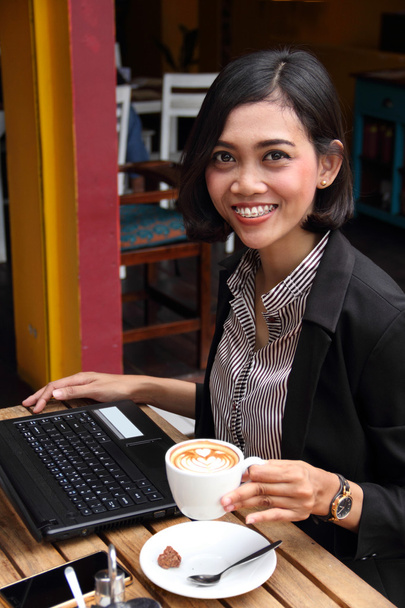 Amistosa mujer de negocios en un café
 - Foto, imagen
