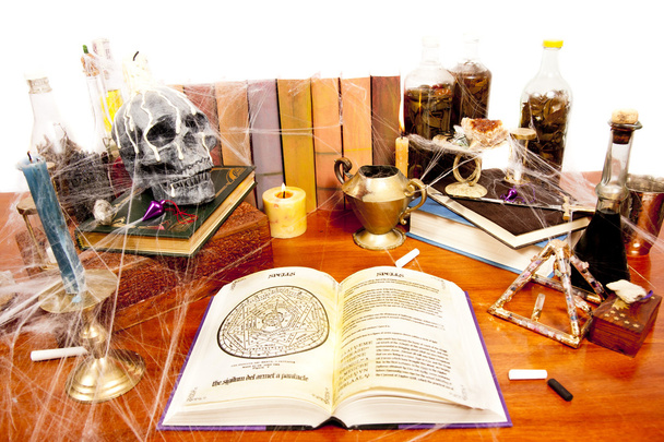 Tabela cheia de objetos relacionados com bruxaria e teias de aranha isoladas em branco
 - Foto, Imagem