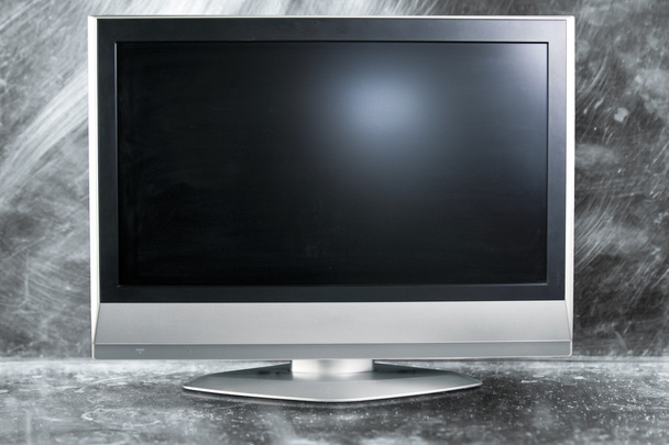 Televisión de pantalla plana sobre fondo metálico
 - Foto, imagen