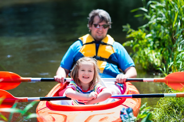 Padre e hijo kayak en verano
 - Foto, imagen