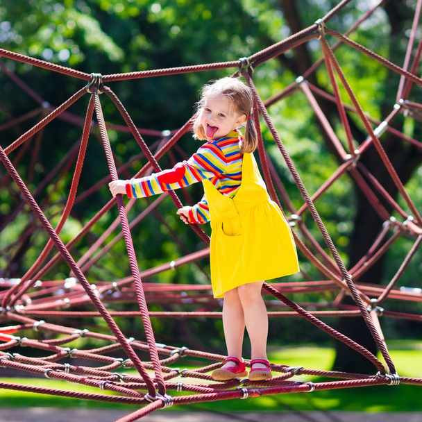Okul bahçesinde oyun parkında eğlenceli olan çocuğun - Fotoğraf, Görsel