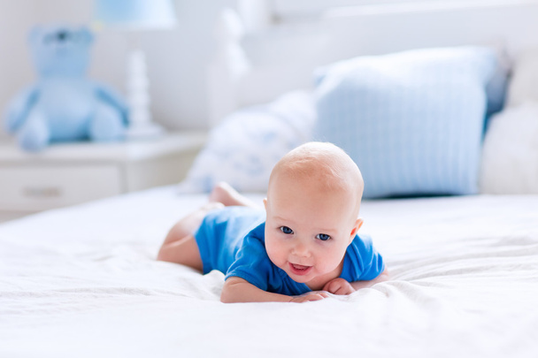 Bébé garçon dans une chambre blanche ensoleillée
 - Photo, image