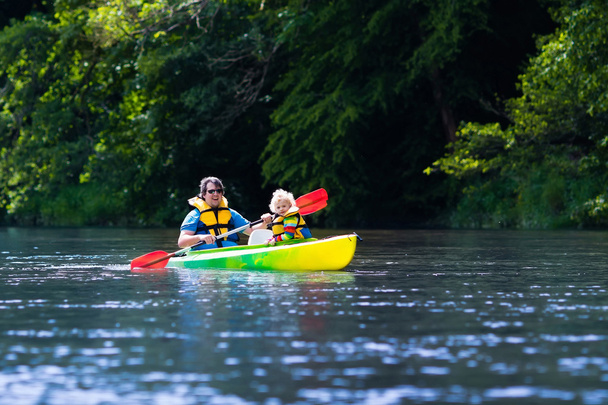 Kayak padre e figlio in estate
 - Foto, immagini