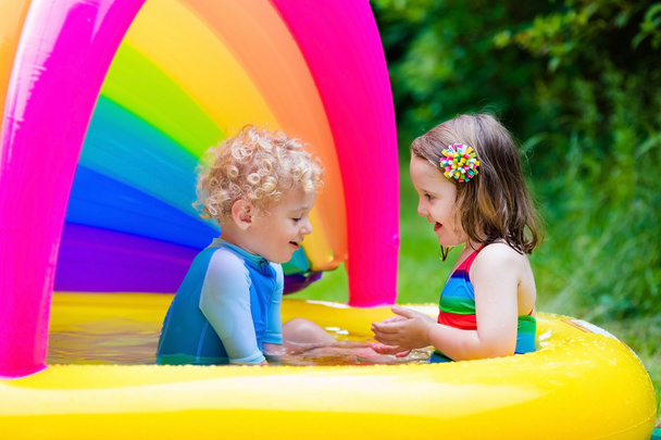 Kinder spielen im aufblasbaren Pool - Foto, Bild