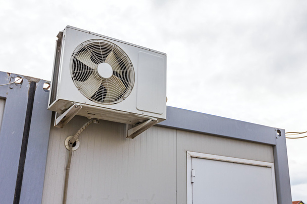 compressore d'aria è impostato sul tetto dell'ufficio contenitore
 - Foto, immagini