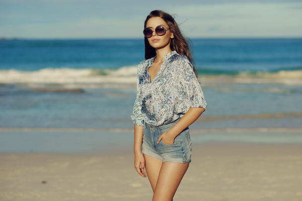 stijlvolle meisje op het strand - Foto, afbeelding