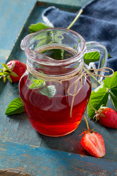Tradition Boisson de jus d'été aux fraises et menthe au flic
 - Photo, image