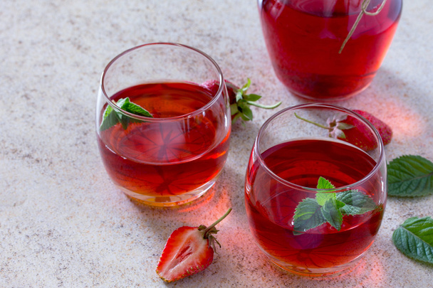 Tradice letní džus nápoj s jahodami a mátou s poldou - Fotografie, Obrázek