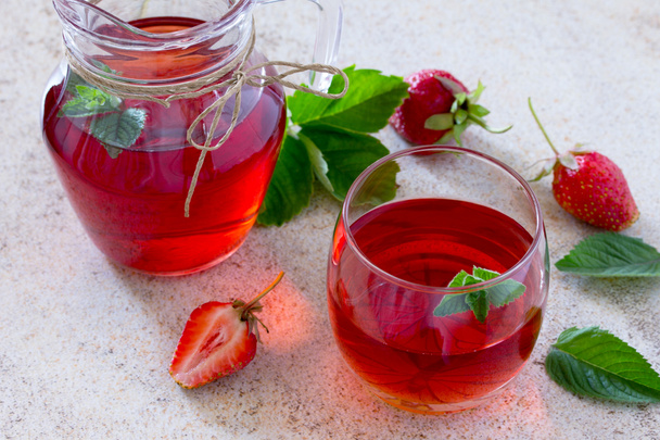 Tradition Boisson de jus d'été aux fraises et menthe au flic
 - Photo, image