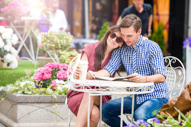 Restoran turist çift açık café'de yemek. Genç kadın kocasıyla okuma adam zaman zevk. - Fotoğraf, Görsel