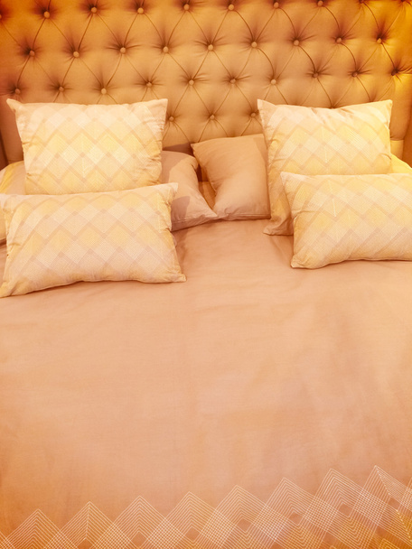 絹のようなリネンの豪華なベッド - 写真・画像