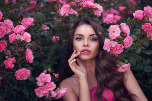 Romantic beauty portrait of woman in pink roses - Zdjęcie, obraz