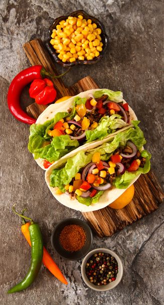 Mexican food - tacos with meat, corn and homemade salsa. on wood - Foto, afbeelding
