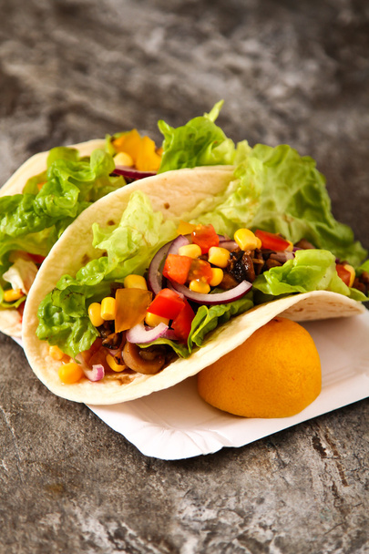 Mexican food - tacos with meat, corn and homemade salsa. on wood - Foto, Imagen