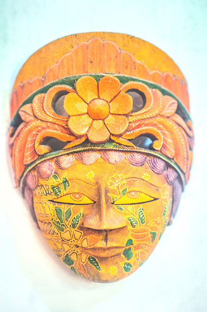 Immagine libera protetta da copyright o immagine di batik dipinto maschera di legno in colletto giallo
 - Foto, immagini