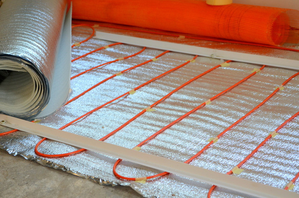 Lämmin säteilevä lattia rakentaminen asennus
 - Valokuva, kuva