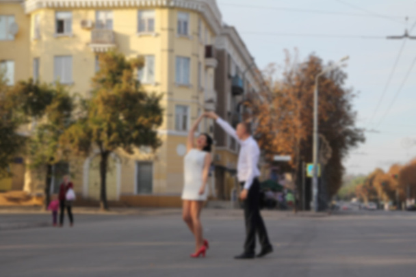El chico y la chica bailando en la calle
 - Foto, Imagen