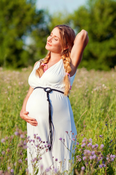 Schöne schwangere Frau entspannt im Park - Foto, Bild