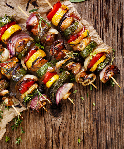 Grillowane szaszłyki warzyw i mięsa na drewnianym stole rustykalne, widok z góry - Zdjęcie, obraz
