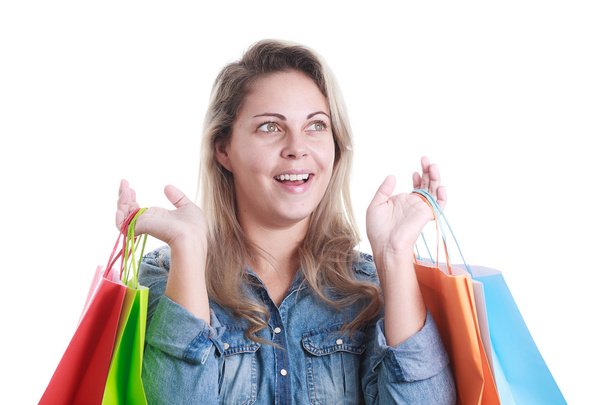 ショッピングバッグと若い幸せな笑顔の女性の肖像 - 写真・画像