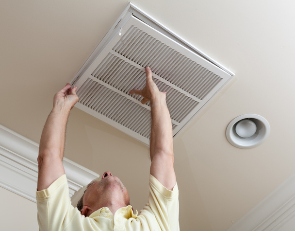 Senior homme ouverture filtre de climatisation au plafond
 - Photo, image