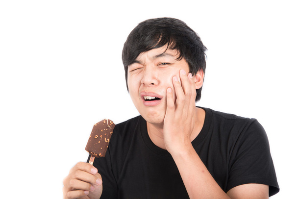 Aasian mies syö jäätelöä valkoisella taustalla
 - Valokuva, kuva