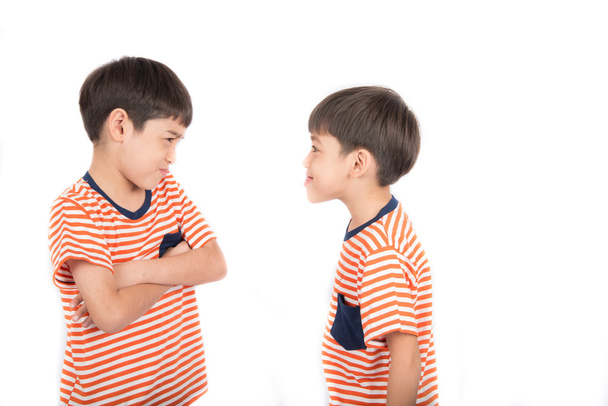 Маленький хлопчик-брат бореться з братом на білому тлі
 - Фото, зображення