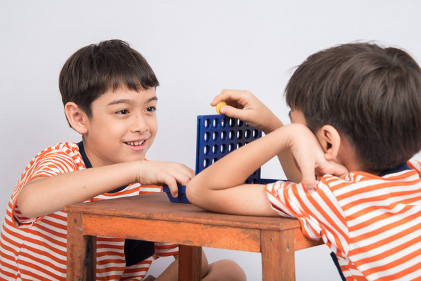 Kleine jongen spelen verbind vier spel Softfocus bij contact met de ogen - Foto, afbeelding