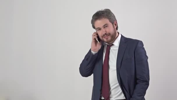 Zakenman in pak met stropdas praten aan de telefoon - Video