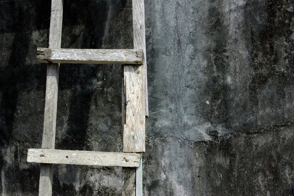 Escalera de madera apoyada contra la pared - Foto, Imagen
