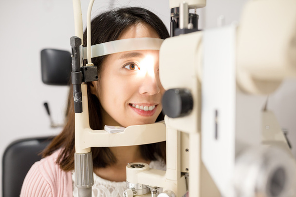 Kobieta robi badanie wzroku w klinice optyczne - Zdjęcie, obraz