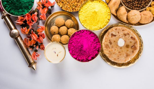 Holi festival gıda ile renkler, Hint festival holi, samosa, kachori, laddu, gujiya, palash çiçek, thandai, farsan, puran poli veya roti, renkleri Hindistan festival holi denilen - Fotoğraf, Görsel