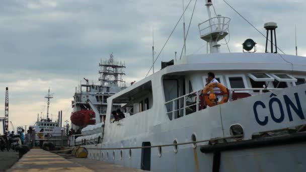 Lähikuva video valkoinen alus ankkuroitu telakoitumaan satamaan, odottaa lähtöä Con Dao saarella. Yksityiskohtaiset veneen rakenteet näkyvissä
. - Materiaali, video