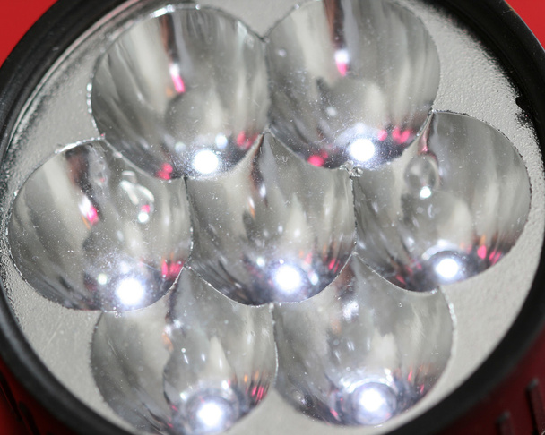 Светодиодный фонарик горит крупным планом
 - Фото, изображение