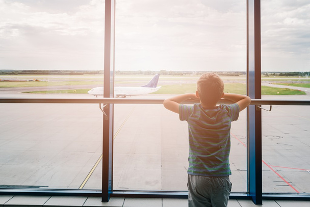 Väsynyt lapsi lentokentällä, matkustaa
 - Valokuva, kuva