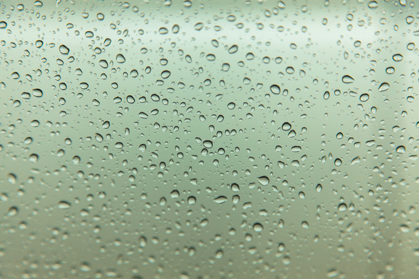 ガラスの背景に雨滴が - 写真・画像