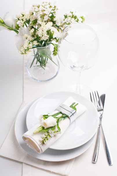Festliche Tischdekoration in Weiß - Foto, Bild