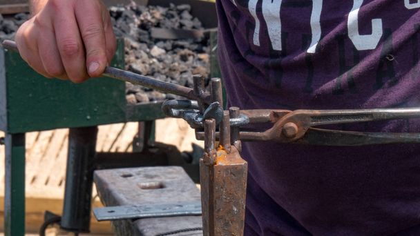 Tiro detalhado de metal a ser trabalhado numa forja de ferreiro
 - Foto, Imagem