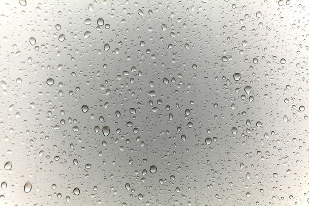 gouttes de pluie sur fond de verre - Photo, image