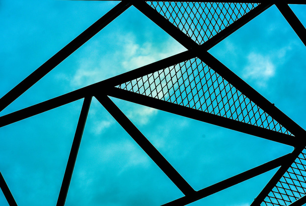 perspectiva de línea de metal ver fondo azul
 - Foto, imagen