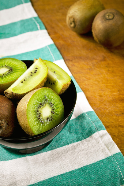 kiwi fruits dans un bol
  - Photo, image