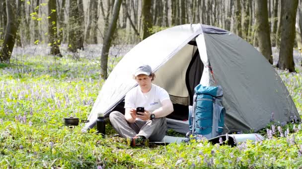 Traveller uses a smartphone outdoors. - Footage, Video