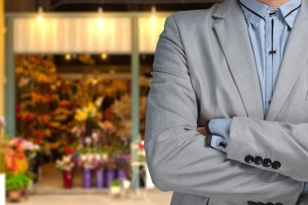 Бизнесмен в роли Флориста, стоящего перед Цветочком или Цветочным Шо
 - Фото, изображение