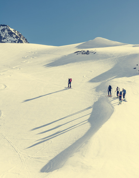 Esquiadores subindo uma encosta de montanha
. - Foto, Imagem