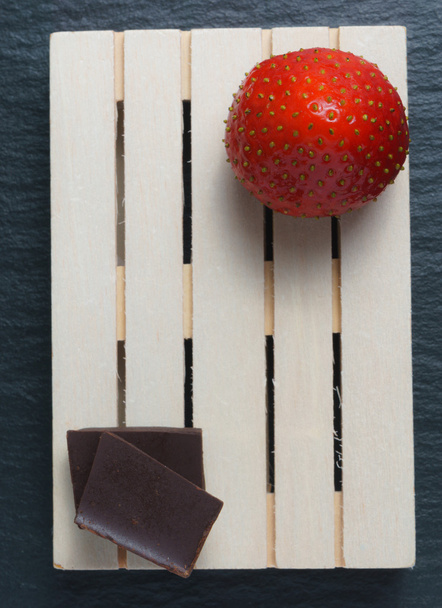 チョコレートとイチゴのパレット - 写真・画像