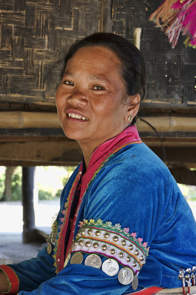 Tailandia, Chiang Mai, Karen Long Neck pueblo de la tribu de la colina (Kayan Lahwi), Karen mujer en trajes tradicionales
 - Foto, Imagen